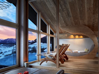Wellnessurlaub - Sölden (Sölden) - Liegen im SKY-Spa bei Abenddämmerung - Hotel TIROL
