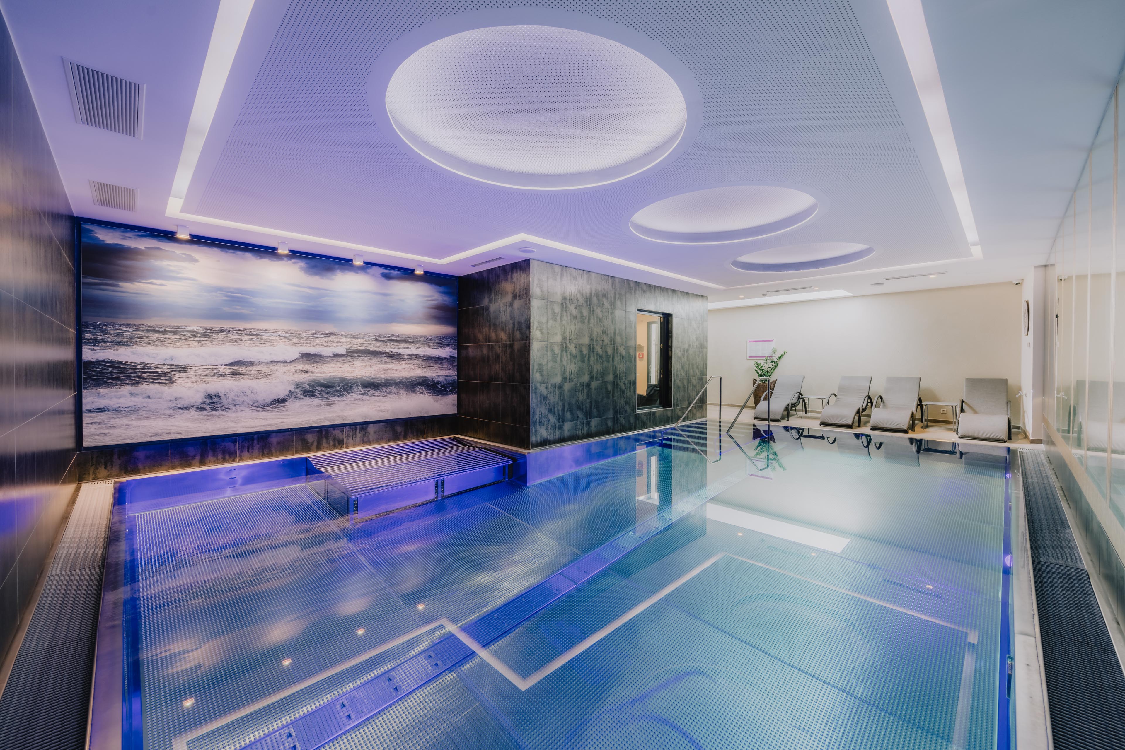 Wellnesshotel: Hallenbad mit Gegenstromanlage - mein romantisches Hotel Garni Toalstock - Wasser