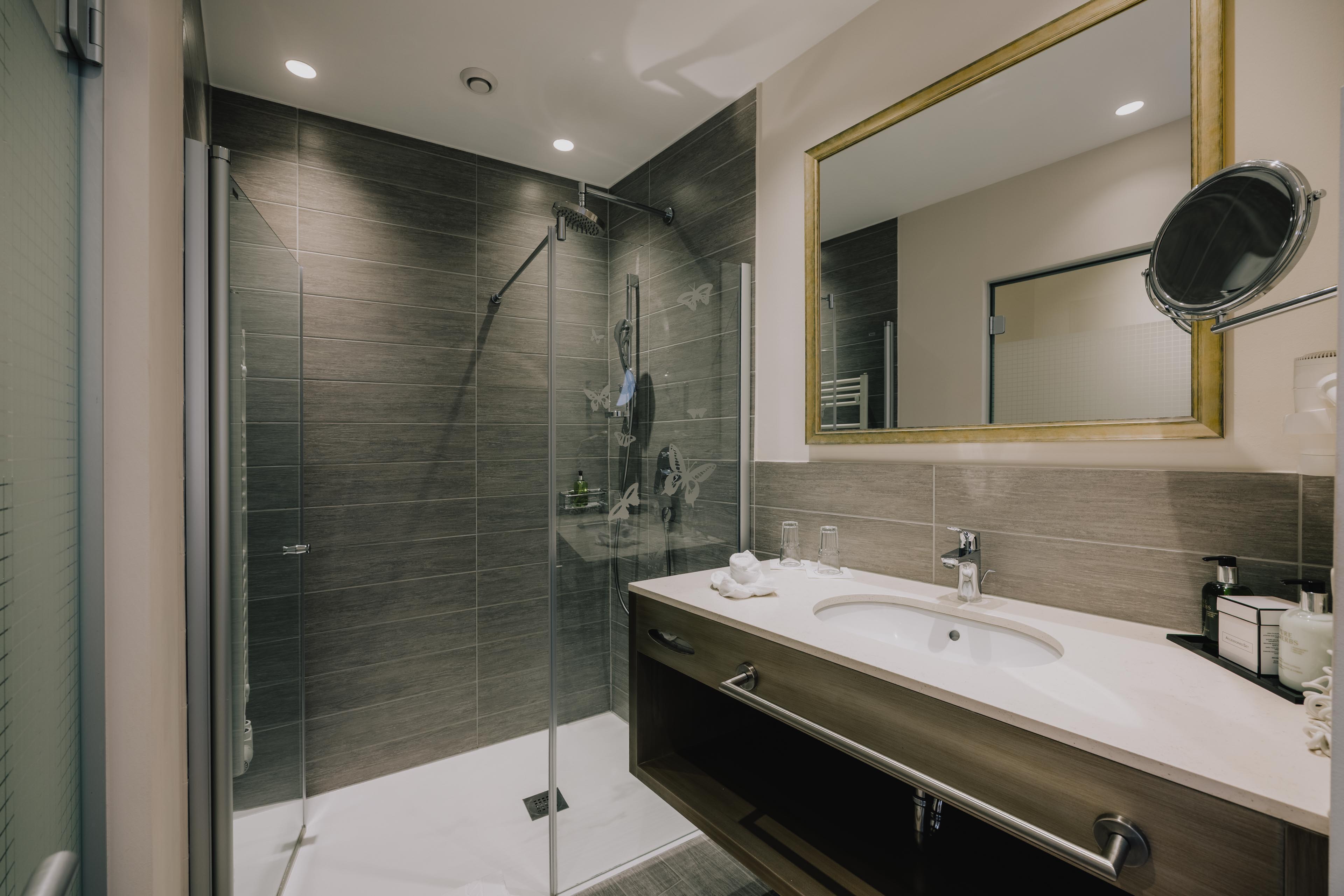 Wellnesshotel: Doppelzimmer "Liebesnest" Badezimmer mit Dusche - mein romantisches Hotel Garni Toalstock - Zimmer | Suiten