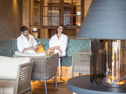 Wellnessurlaub - Fahrradverleih - Innsbruck - PLAUDER-LOUNGE
Hier kannst du vieles auf der Zunge haben: Einen entschlackenden Tee, einen stärkenden Happen oder ein feines Wort. Das Effekt-Feuer nach dem Saunagang lässt dich runterkommen - Hotel Wöscherhof