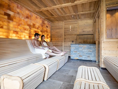 Wellnessurlaub - Fahrradverleih - Innsbruck - SALZ-SAUNA
Der Bergblick ist derselbe, doch hier ist es nicht ganz so heiß. Dafür gibt es hier die Salzsole. Sie ist Balsam für deine Atemwege. - Hotel Wöscherhof