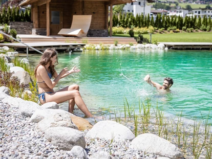 Wellnessurlaub - Fahrradverleih - Innsbruck - Wir nennen einen Naturbadeteich unser Eigen. Hier kannst du das Bad in seiner natürlichsten Form erleben. Das Wasser wird ganz natürlich gefiltert und aufbereitet. Abkühlung und Erfrischung sind garantiert.  - Hotel Wöscherhof