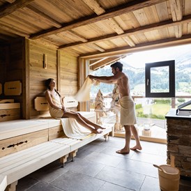 Wellnesshotel: FINNISCHE EVENTSAUNA
Die 90°C heiße Sauna und die verschiedenen Aufgüsse lassen dich nicht nur schwitzen – von hier aus hast du einen wunderbaren Panoramablick auf die Zillertaler Alpen, der dich ins Schwärmen bringt. - Hotel Wöscherhof
