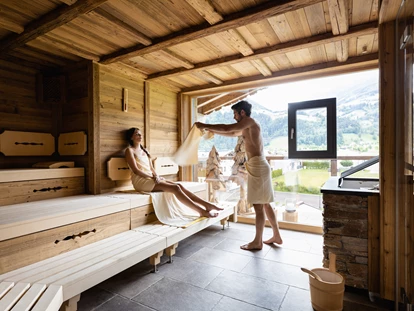 Wellnessurlaub - Fahrradverleih - Innsbruck - FINNISCHE EVENTSAUNA
Die 90°C heiße Sauna und die verschiedenen Aufgüsse lassen dich nicht nur schwitzen – von hier aus hast du einen wunderbaren Panoramablick auf die Zillertaler Alpen, der dich ins Schwärmen bringt. - Hotel Wöscherhof