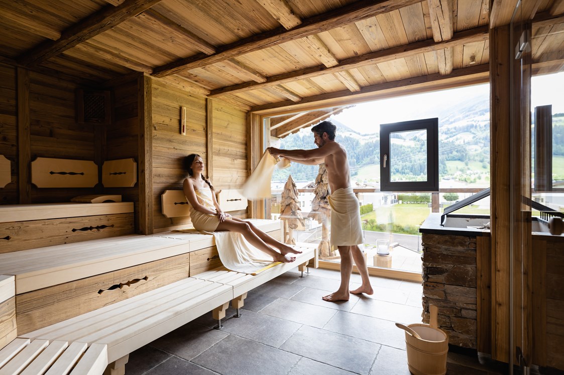 Wellnesshotel: FINNISCHE EVENTSAUNA
Die 90°C heiße Sauna und die verschiedenen Aufgüsse lassen dich nicht nur schwitzen – von hier aus hast du einen wunderbaren Panoramablick auf die Zillertaler Alpen, der dich ins Schwärmen bringt. - Hotel Wöscherhof