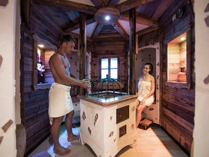 Wellnessurlaub - Fahrradverleih - Innsbruck - EIN HEISSER HOTSPOT:
DEIN DAHUAM _ FÜR DIE SEELE
HIER UNTEN_ erwarten dich eine Finnische Sauna (90°), eine Bio-Zirbensauna (60°), unser Aroma-Dampfbad, das gemütliche Kräuterstadl und Tiefenwärme mit unserer Infrarot-Kabine. Erfrischung bietet dir der Erlebnis Kneipp- und Duschweg. In den beiden Ruheräume und in der Ruhestube mit beheizten Wasserbetten kannst du entspannen. - Hotel Wöscherhof
