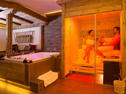 Wellnessurlaub - Fahrradverleih - Innsbruck - NUR DU UND ... 
PRIVATE SPA
Du suchst ein besonderes Platzl, um uneingeschränkte Zweisamkeit zu genießen? In unserem Private SPA kann man gar nicht anders, als es sich gemeinsam gut gehen zu lassen. Die Zirben-Sauna, unsere große Doppelwanne mit Klangwellen und das gemütliche Ruhebett mit Bergheu-Duft helfen euch dabei noch. Ein prickelndes Glas Sekt und frische Früchte machen eure gemeinsame Zeit zu einer absolut runden Sache. - Hotel Wöscherhof