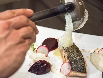 Wellnessurlaub - Fahrradverleih - Innsbruck - GSCHMACKIG _ ON POINT.
Ein Stückerl Tirol auf jedem Teller. Das ist das Motto unseres Restaurants. Ob Suppe, Brot mit Aufstrich oder hausgebackener Kuchen – bei uns wird frei experimentiert und Neues kreiert. Die Resultate kommen erst auf den Tisch, wenn sie ordentlich betören und dich mit ihrem bloßen Duft direkt ins Schlaraffenland geleiten. Nicht umsonst sind wir Teil von Bewusst Tirol. - Hotel Wöscherhof