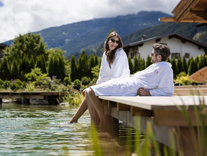 Wellnessurlaub - Fahrradverleih - Innsbruck - EINE WASSER-WUNDER-WELT
Unser Naturbadeteich ist eines unserer Herzstücke. Du wirst sehen: es ist eine Quelle der reinen Freude. - Hotel Wöscherhof