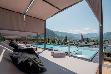 Wellnesshotel: SKY-INFINITY POOL
270° Panoramablick auf die Landschaft Tirols: Die Berge, Uderns und das Zillertal liegen dir zu Füßen, während du in unserem neuen Sky-Infinity Pool abtauchst. - Hotel Wöscherhof