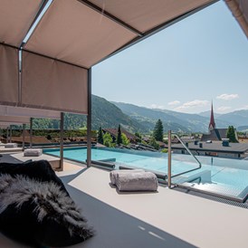 Wellnesshotel: SKY-INFINITY POOL
270° Panoramablick auf die Landschaft Tirols: Die Berge, Uderns und das Zillertal liegen dir zu Füßen, während du in unserem neuen Sky-Infinity Pool abtauchst. - Hotel Wöscherhof