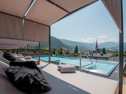 Wellnessurlaub - Fahrradverleih - Innsbruck - SKY-INFINITY POOL
270° Panoramablick auf die Landschaft Tirols: Die Berge, Uderns und das Zillertal liegen dir zu Füßen, während du in unserem neuen Sky-Infinity Pool abtauchst. - Hotel Wöscherhof