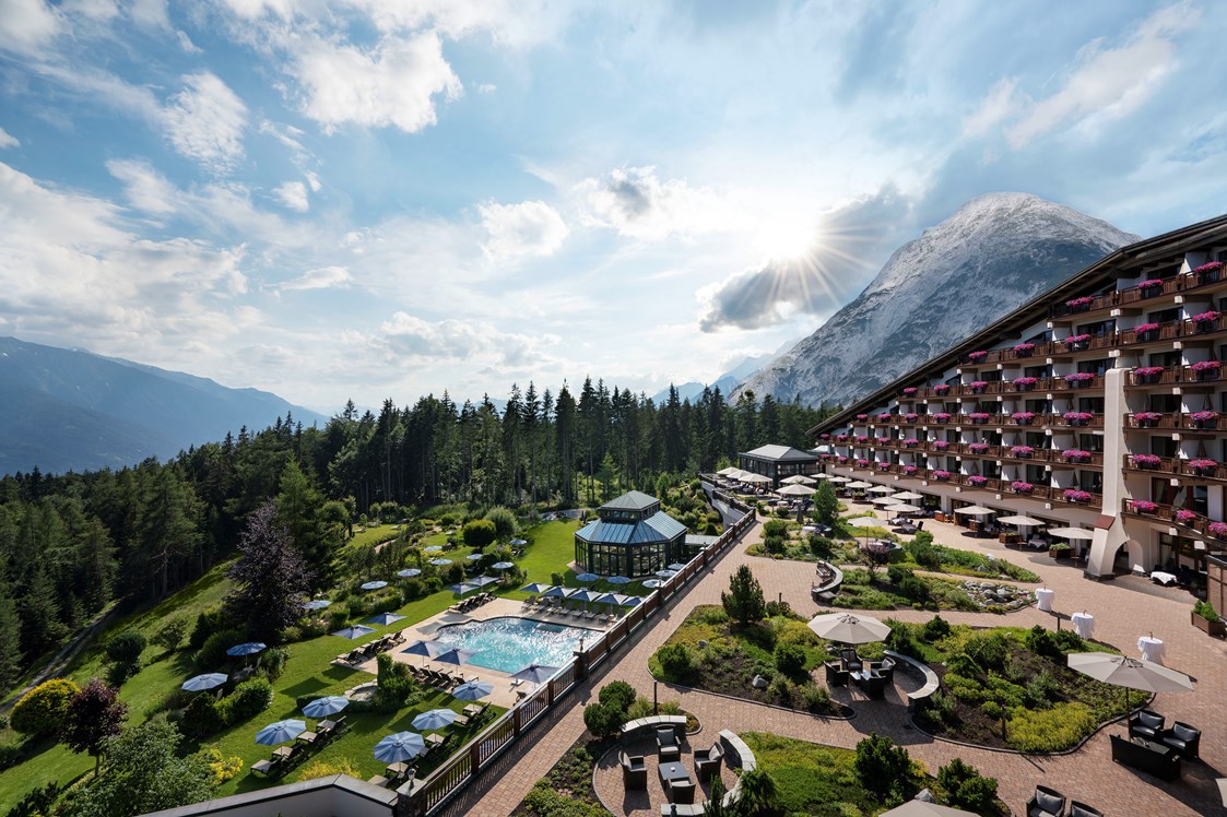 Wellnesshotel: Außenansicht Sommer Interalpen-Hotel Tyrol - Interalpen-Hotel Tyrol