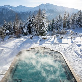 Wellnesshotel: Außenpool im Winter - Interalpen-Hotel Tyrol