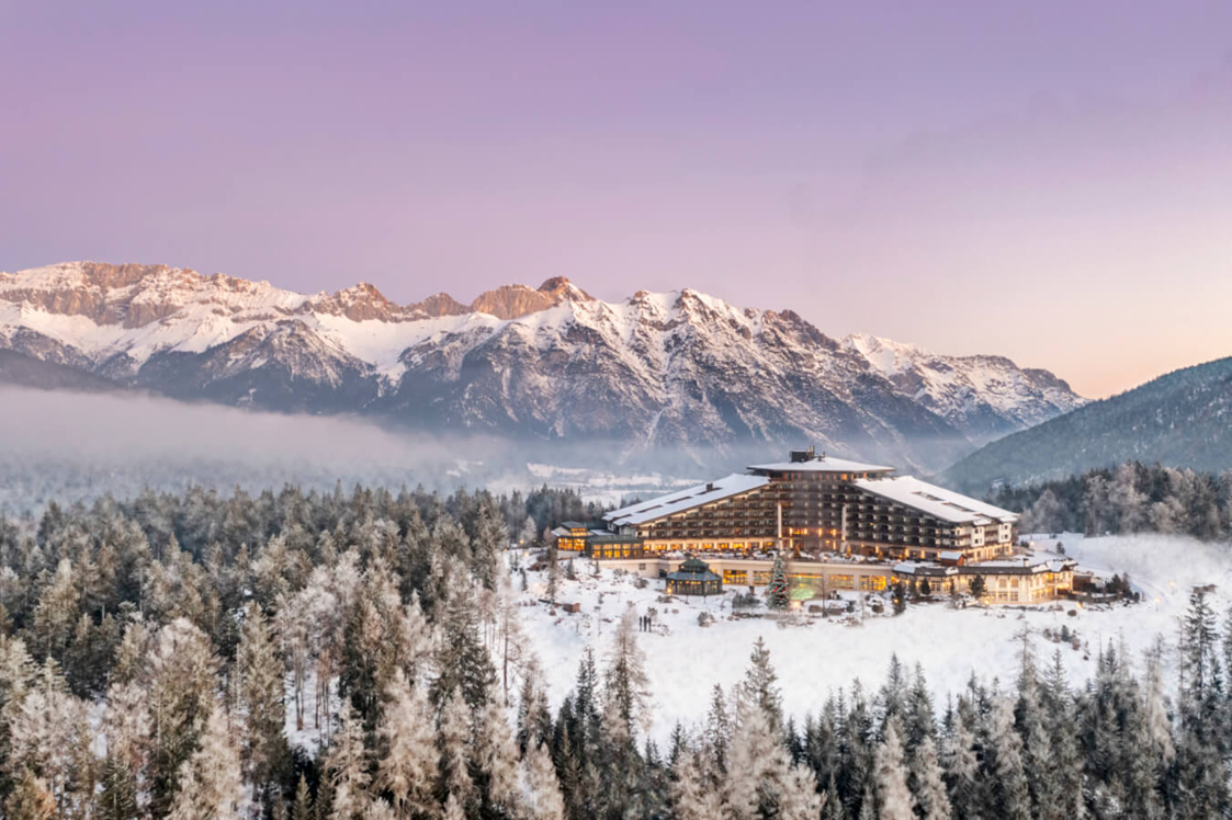Wellnesshotel: Interalpen-Hotel Tyrol im Winter in der Vogelperspektive - Interalpen-Hotel Tyrol