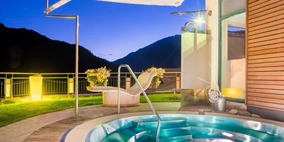 Wellnessurlaub - Fahrradverleih - Innsbruck - Außenwhirlpool bei Nacht - Wellnesshotel Jerzner Hof ****superior