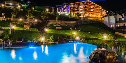 Wellnessurlaub - Fahrradverleih - Innsbruck - Hotelansicht mit Badeteich - Wellnesshotel Jerzner Hof ****superior