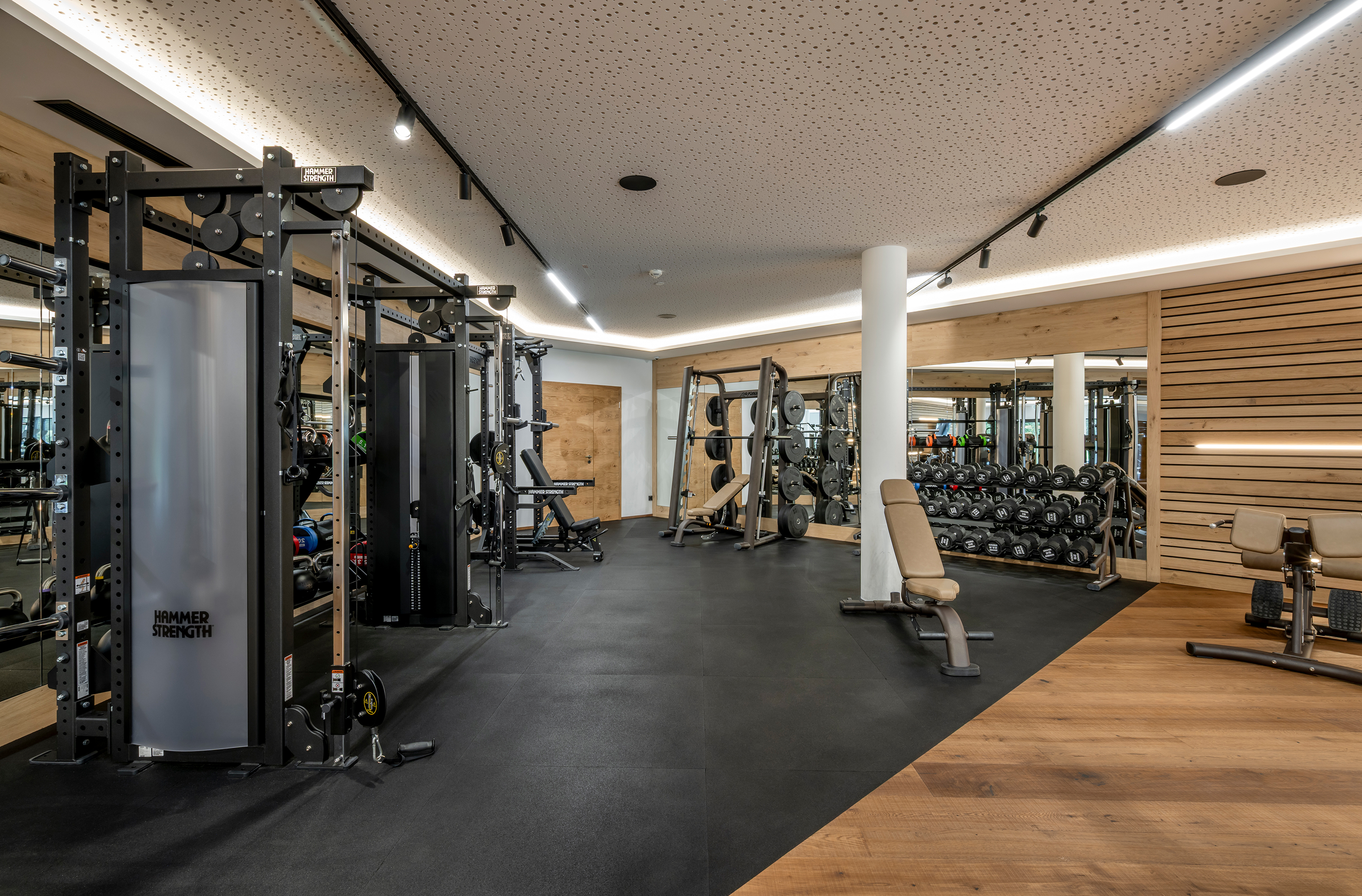 Wellnesshotel: Kraftbereich vom modernen Fitnessstudio in der Kaiserlodge - Kaiserlodge 