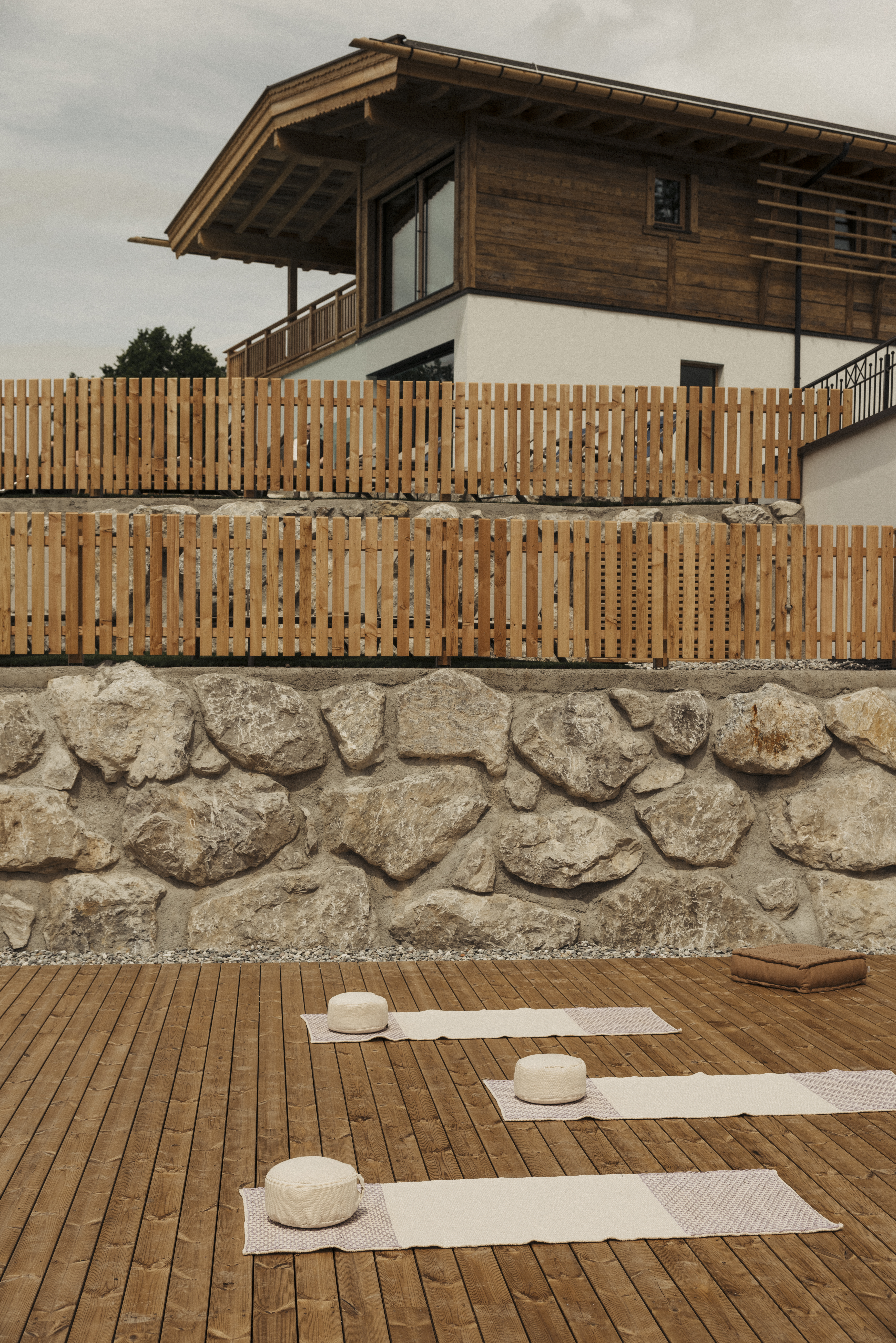 Wellnesshotel: Outdoor-Yoga Plattform in der Kaiserlodge - Kaiserlodge 