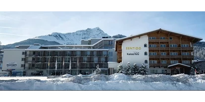 Wellnessurlaub - Pools: Innenpool - Stephanskirchen - Außenansicht Winter - Alpenhotel Kaiserfels