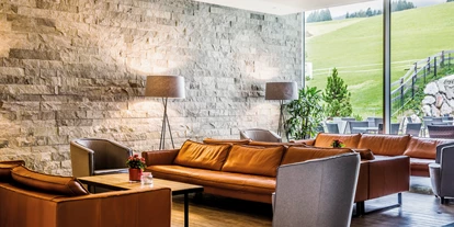 Wellnessurlaub - Pools: Innenpool - Stephanskirchen - Lobby - Alpenhotel Kaiserfels