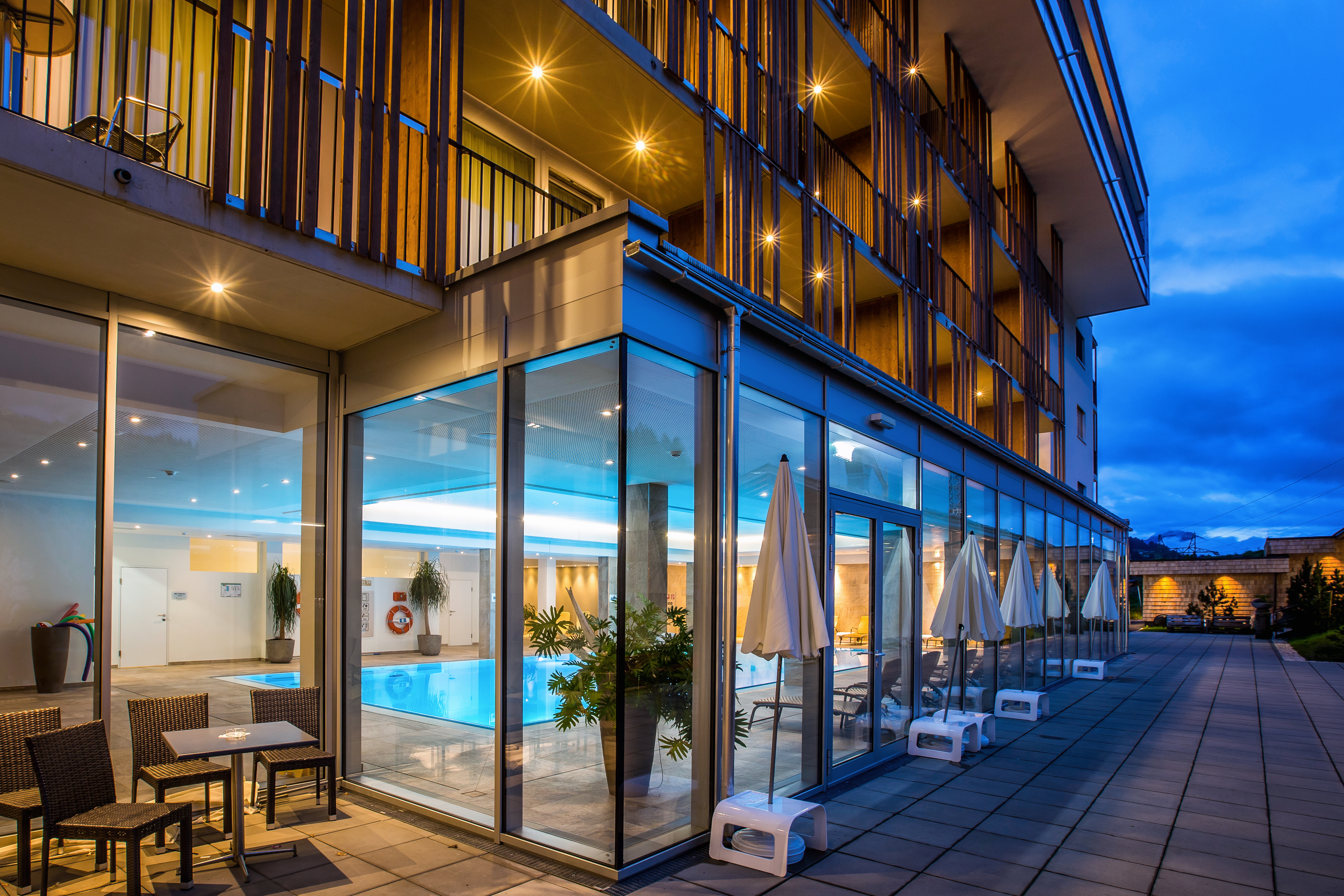 Wellnesshotel: Blick auf den Pool von außen - Alpenhotel Kaiserfels