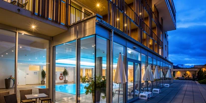 Wellnessurlaub - Pools: Innenpool - Stephanskirchen - Blick auf den Pool von außen - Alpenhotel Kaiserfels