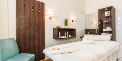 Wellnessurlaub - Pools: Innenpool - Stephanskirchen - Behandlungsraum - Alpenhotel Kaiserfels