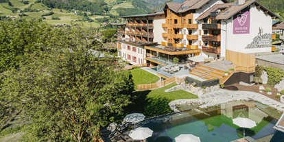 Wellnessurlaub - Day SPA - Amlach (Amlach) - SPA-Garten mit Naturpool - Naturhotel Outside