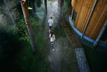 Wellnesshotel: Joggen im Wald - Naturhotel Waldklause