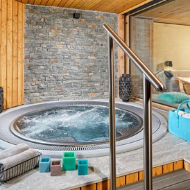 Wellnesshotel: Privat Whirlpool in Spa Suite - Naturhotel Waldklause