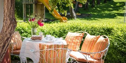 Wellnessurlaub - Fahrradverleih - Innsbruck - Terrasse Landhaus Familienappartement mit direktem Zugang zum Garten - Inntalerhof - DAS Panoramahotel