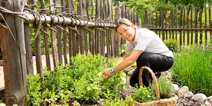 Wellnessurlaub - Fahrradverleih - Innsbruck - Vitaltrainerin Ute im Kräutergarten - begleiten Sie Ute auf einer Kräuterwanderung und stellen Sie ihr eigenes Kräutersalz für zu Hause her! - Inntalerhof - DAS Panoramahotel