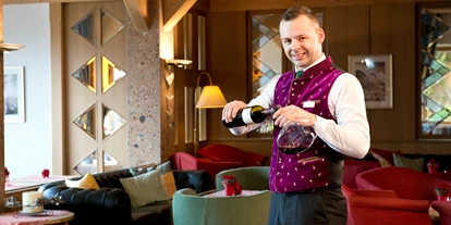 Wellnessurlaub - Fahrradverleih - Innsbruck - Genießen Sie nach einem aktiven Tag am Abend ein Glas Wein in der Lounge, im Winter mit Kamin oder im Sommer auf der Panoramaterrasse! - Inntalerhof - DAS Panoramahotel