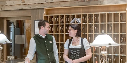 Wellnessurlaub - Fahrradverleih - Innsbruck - Unser Rezeptionsteam freut sich auf ein persönliches "Grüß Gott" - Inntalerhof - DAS Panoramahotel