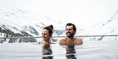 Wellnessurlaub - Dorf Tirol - Außenpool im Wellnessbereich Hotel Riml - SKI | GOLF | WELLNESS Hotel Riml****S