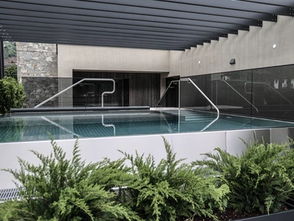 Wellnessurlaub - Fahrradverleih - Innsbruck - Dachterrasse GartenSPA mit Tauchbecken und Whirlpool (Nacktbereich) - HELD - Hotel & SPA****s
