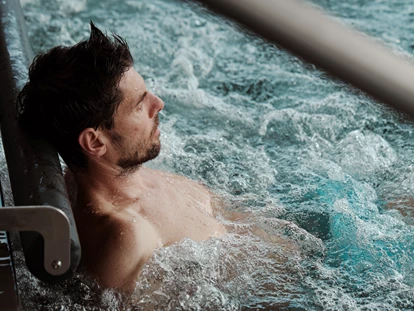Wellnessurlaub - Fahrradverleih - Innsbruck - Entspannung pur im Sole-Relaxpool  - HELD - Hotel & SPA****s