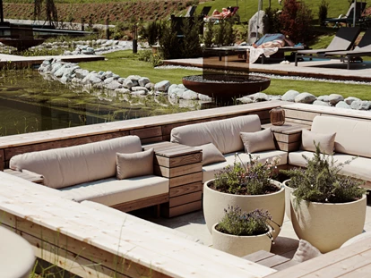 Wellnessurlaub - Fahrradverleih - Innsbruck - Terrasse am Bio-Schwimmteich - HELD - Hotel & SPA****s
