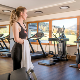 Wellnesshotel: Fitness-Studio mit Blick auf das Kitzbüheler Horn - Wellness & Familienhotel Kitzspitz