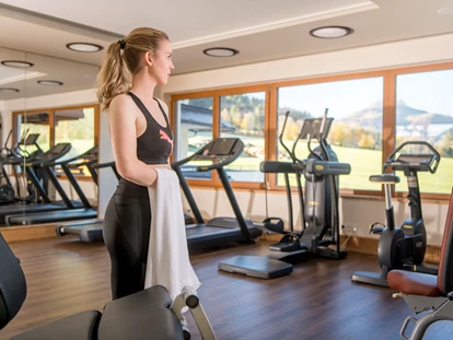 Wellnessurlaub - Ruhpolding - Fitness-Studio mit Blick auf das Kitzbüheler Horn - Wellness & Familienhotel Kitzspitz