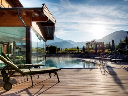 Wellnessurlaub - Ruhpolding - Herbstliche Stimmung Aussenpool und Garten - Wellness & Familienhotel Kitzspitz