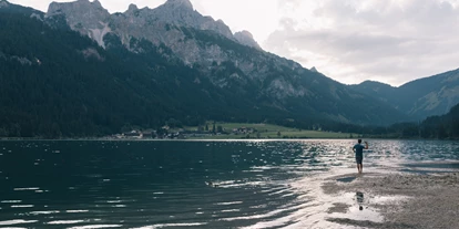 Wellnessurlaub - Babysitterservice - Der Haldensee nur einige Gehminuten vom Hotel entfernt - Wellnesshotel ...liebes Rot-Flüh