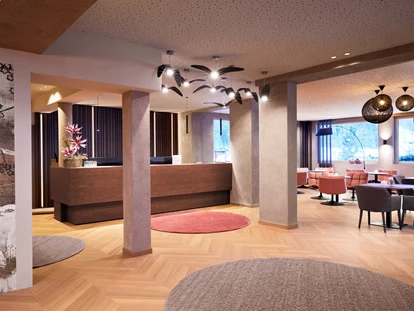 Wellnessurlaub - Fahrradverleih - Innsbruck - Rezeption und Lobby  - Adler Inn - Adler Inn – Tyrol Mountain Resort