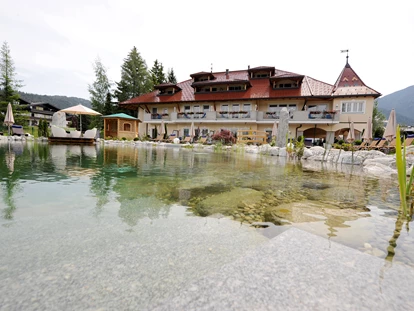 Wellnessurlaub - Fahrradverleih - Innsbruck - Hotelansicht mit Badeteich - Wellnesshotel Schönruh - Adults Only