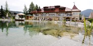 Wellnessurlaub - Pools: Schwimmteich - Hotelansicht mit Badeteich - Wellnesshotel Schönruh - Adults Only