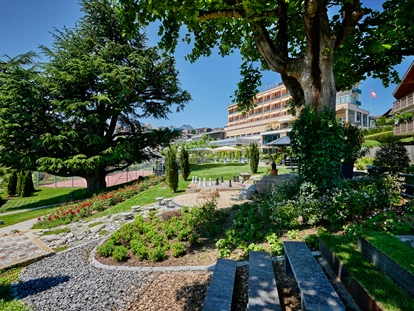 Wellnessurlaub - Preisniveau: gehoben - Boltigen - Aussenansicht Hotel Eden Spiez und Garten Eden - Hotel Eden Spiez