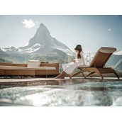 Wellnesshotel - Europas höchstgelegener Aussenpool auf 2'222 m.ü.M, 36°C beheizt und mit Blick auf das Matterhorn. - Riffelalp Resort 2222 m