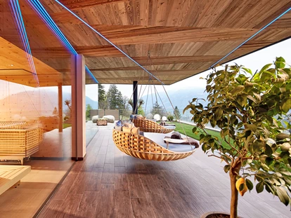 Wellnessurlaub - Dorf Tirol - Outdoor-Chill-Lounge - Hotel Das Sonnenparadies