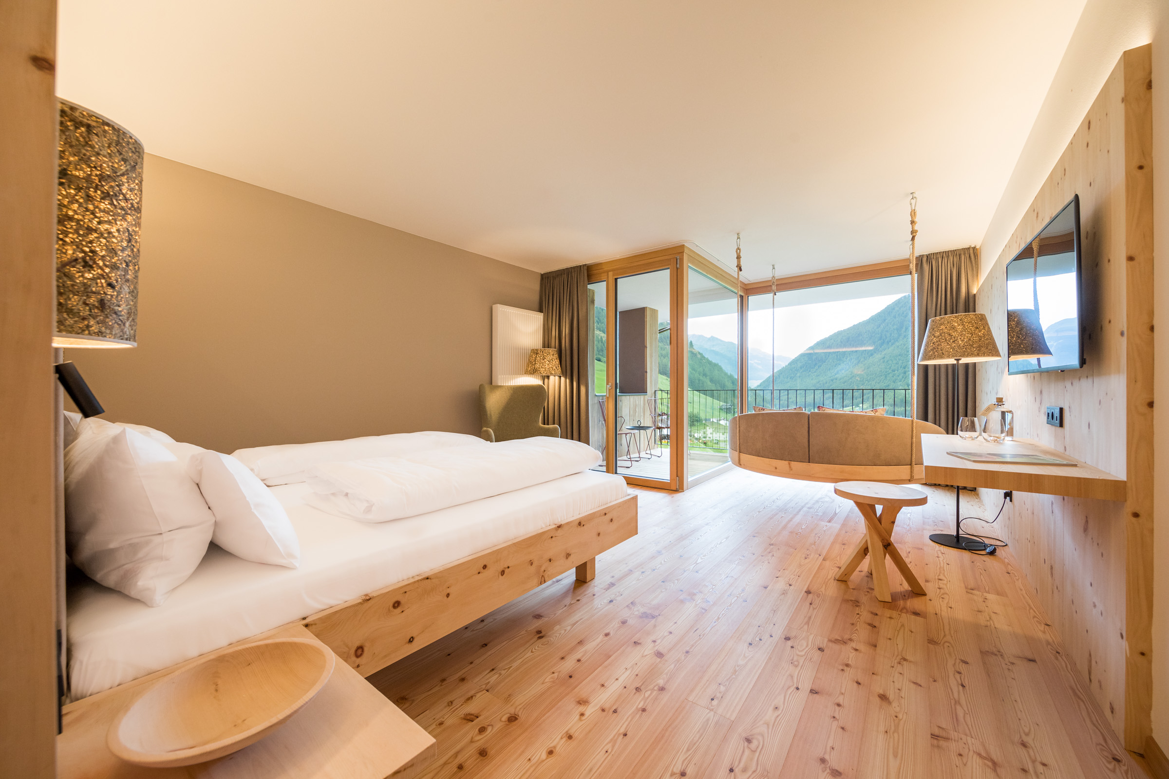 Wellnessurlaub - Marling - Die neuen Natursuiten verströmen den Duft von frischem Zirbenholz - Hotel TONZHAUS